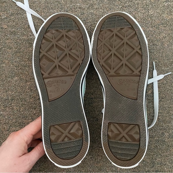 Converse Low Top Sneakers - size 8 women’s - Picture 4 of 5